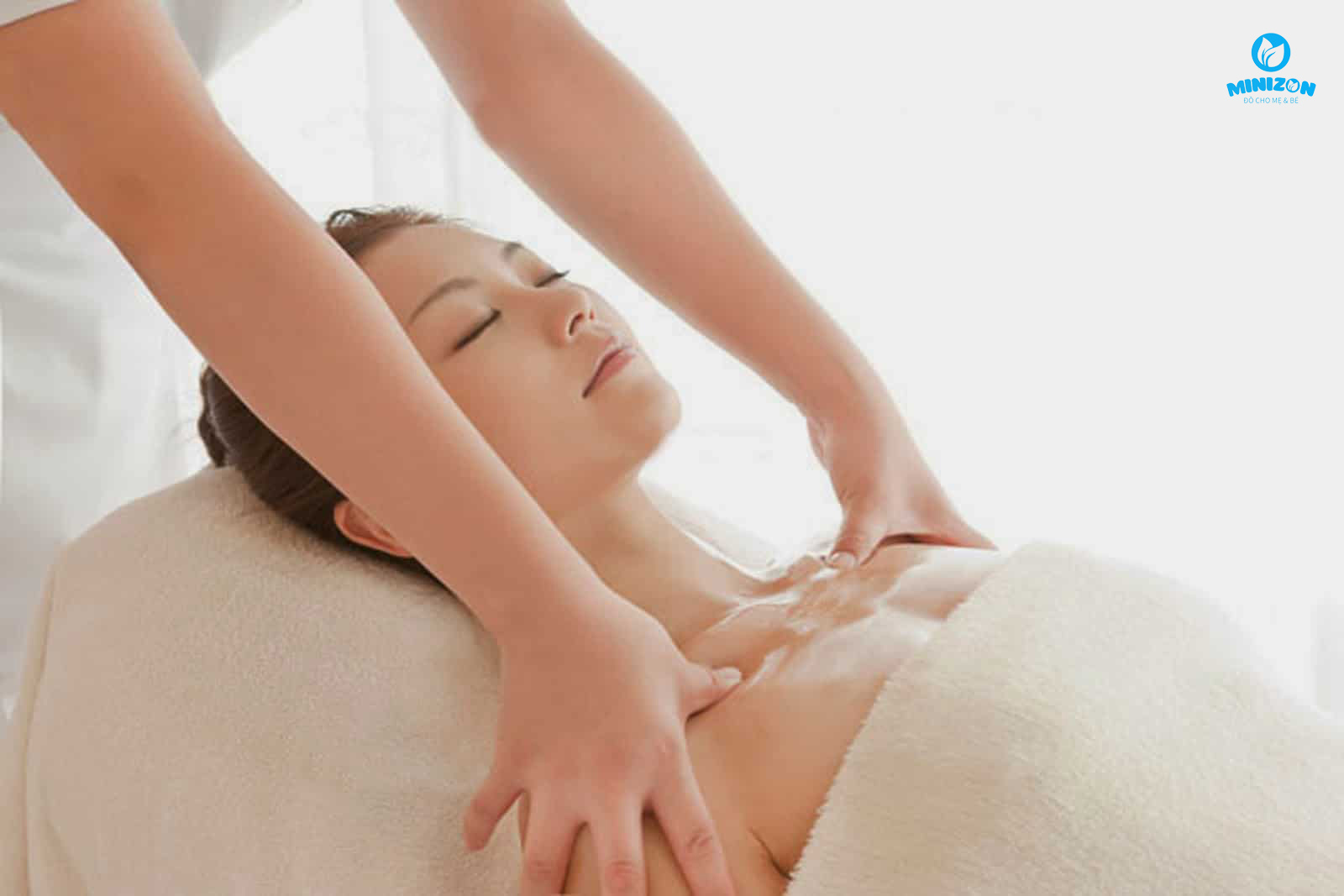 Massage bầu ngực giúp thông tia sữa