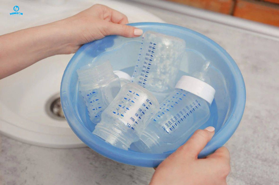 Phương pháp khử trùng bình sữa bằng chất tẩy rửa