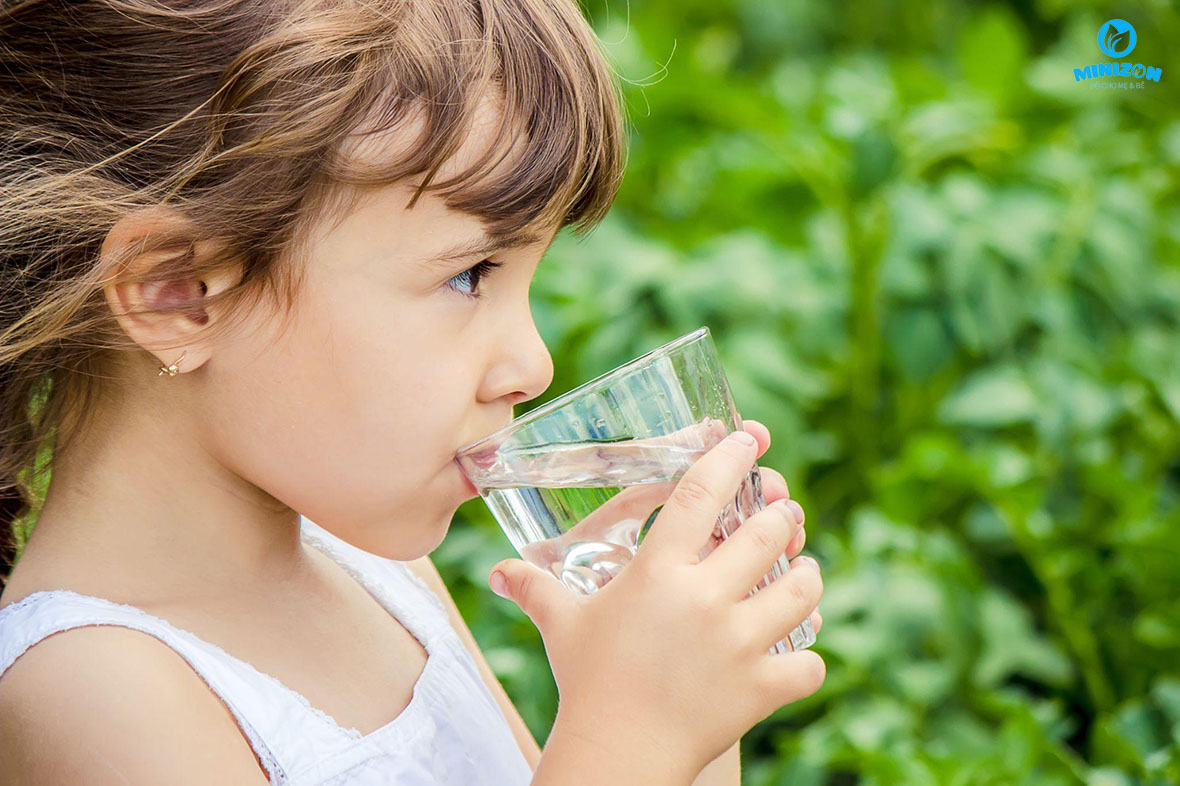 Trẻ uống đủ nước giúp tăng cường hệ miễn dịch