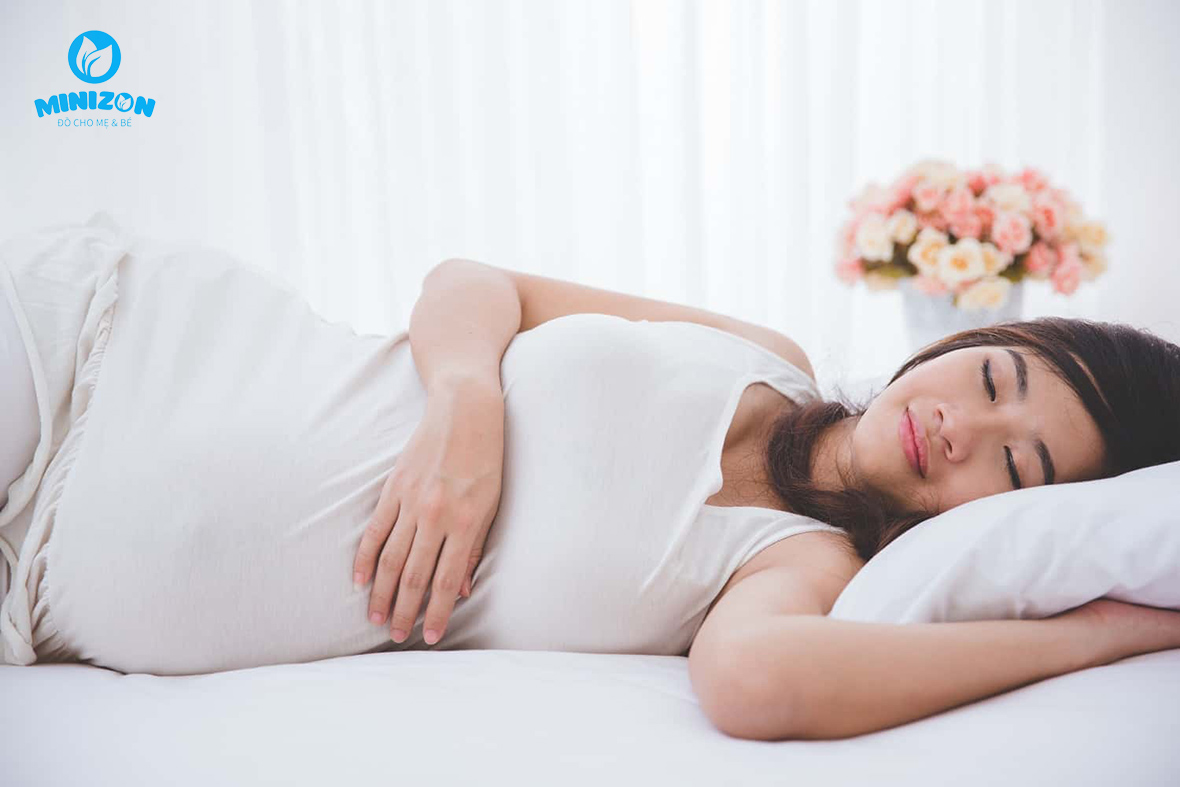 Điều chỉnh tư thế ngủ giúp bà bầu không bị mất ngủ khi mang thai