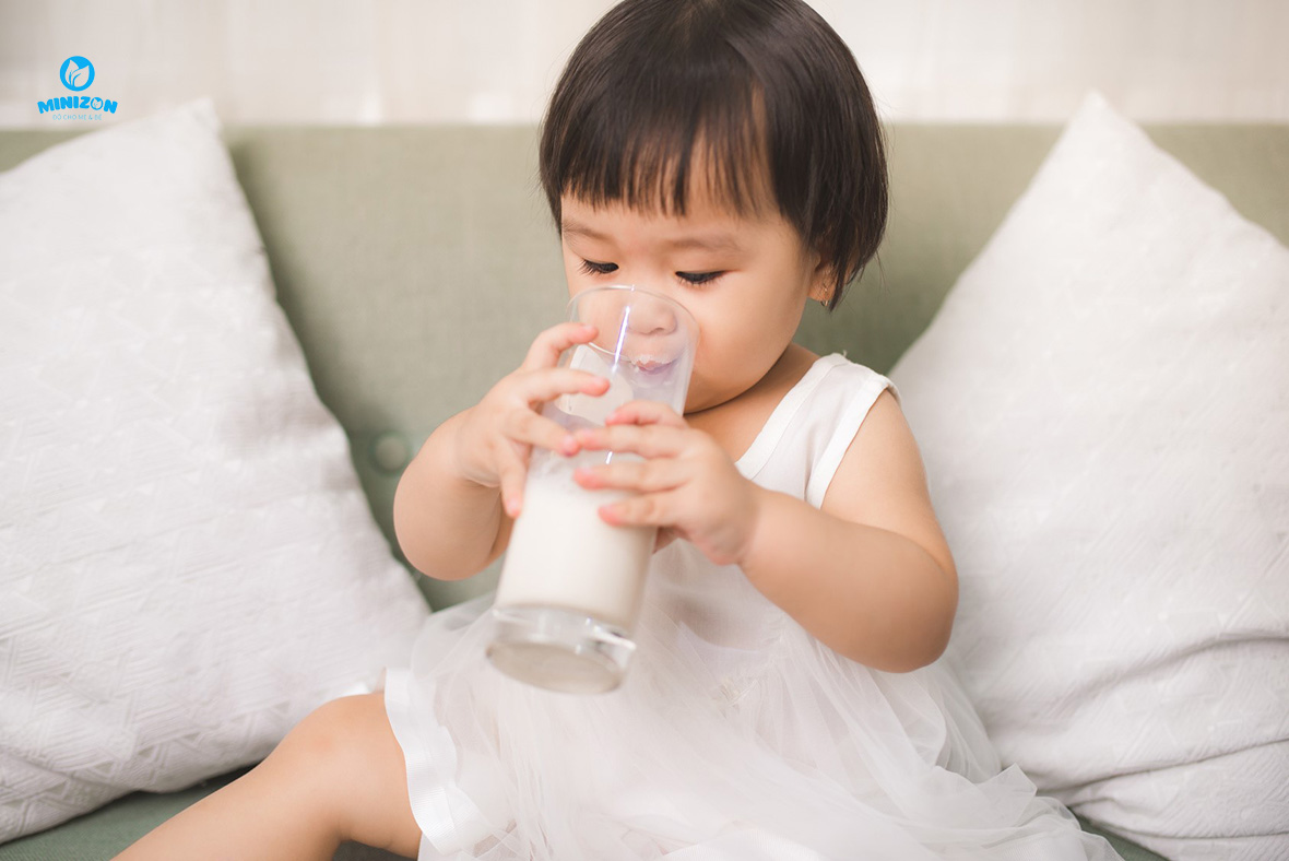 Sữa non giúp bé tăng trưởng và phát triển
