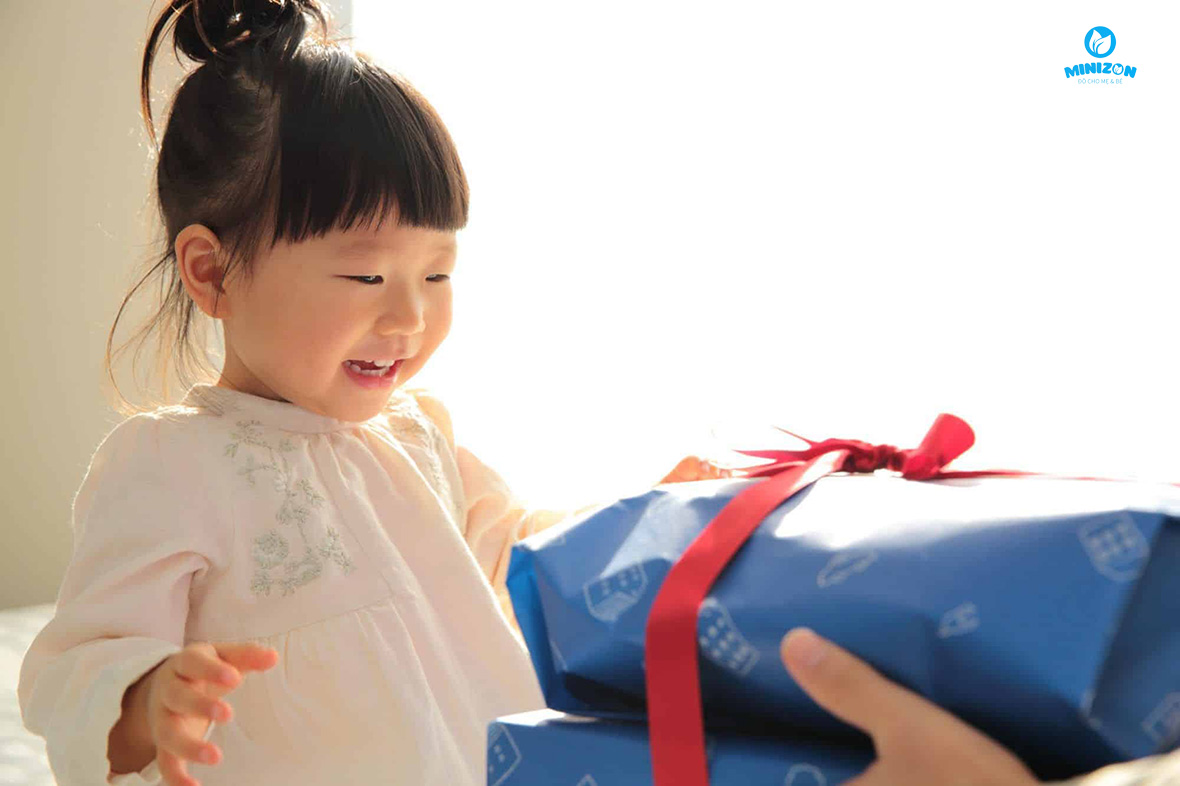 Cách chọn quà sinh nhật phù hợp với bé gái 1 tuổi