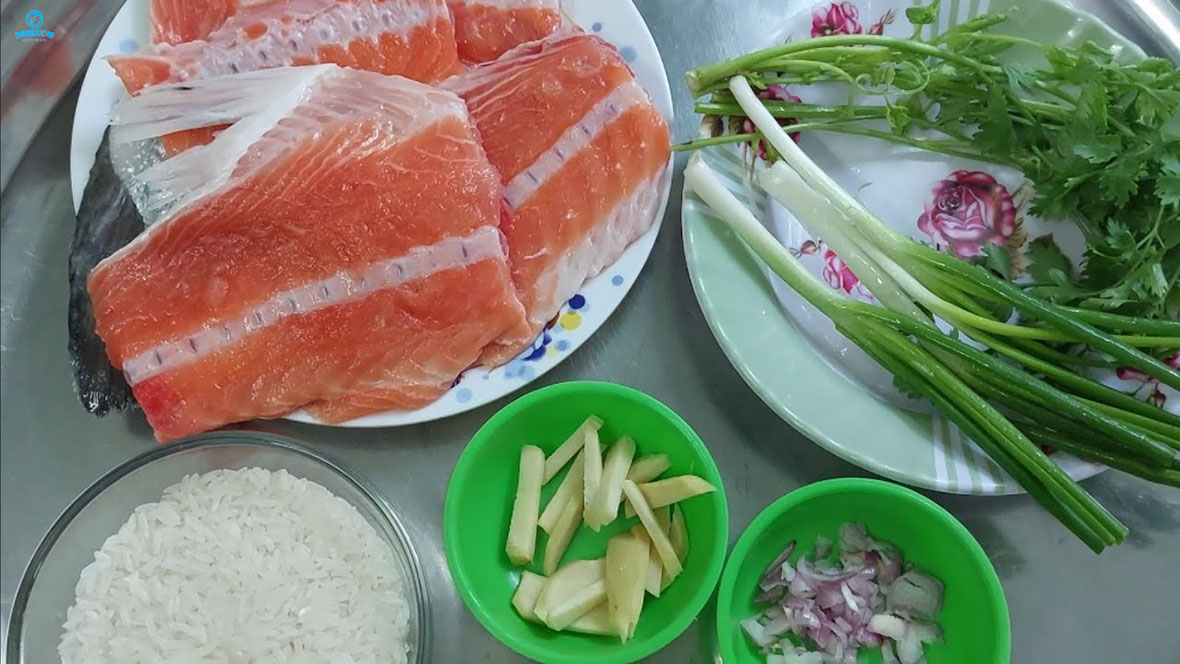 Nguyên liệu nấu cháo cá hồi cho bé tại nhà 
