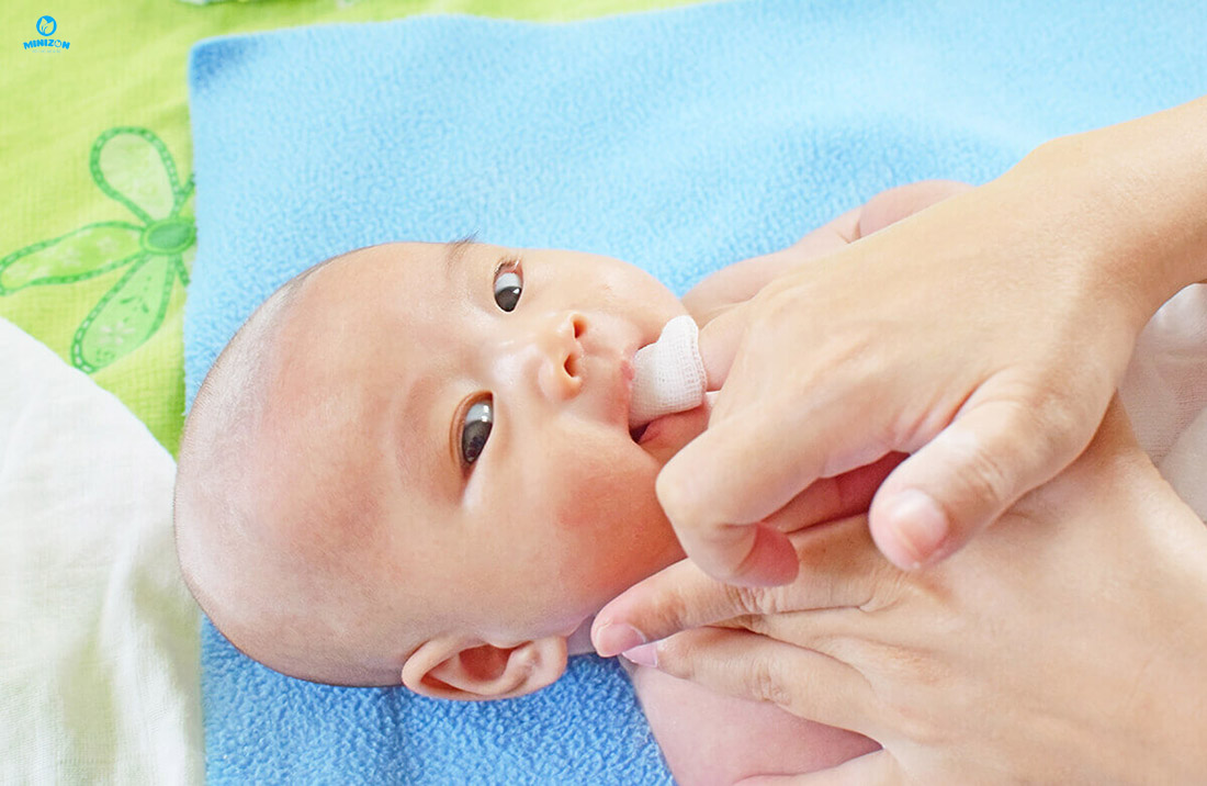 Tầm quan trọng của việc rơ lưỡi cho trẻ sơ sinh hàng ngày