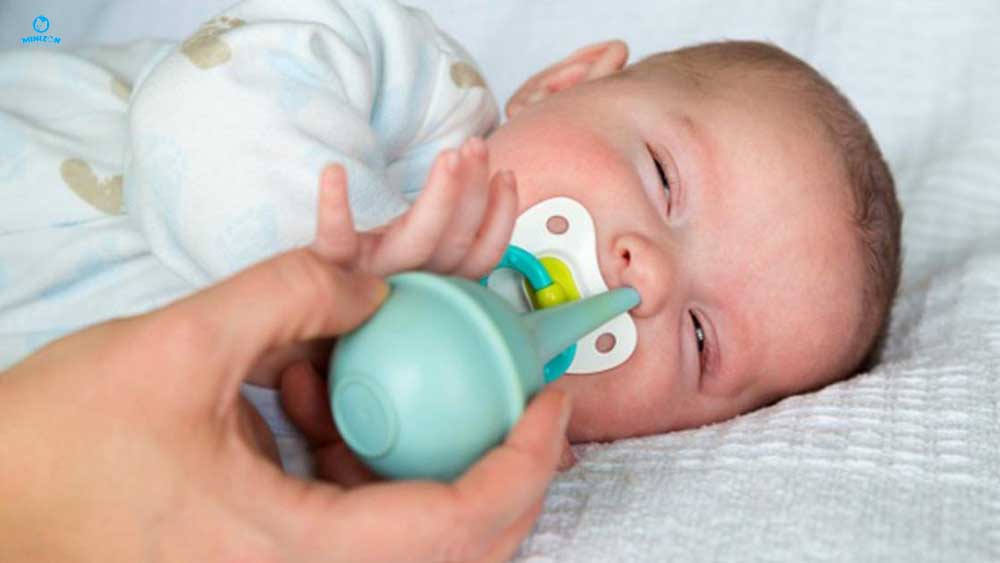 Hút mũi cho trẻ sơ sinh bằng ống bơm