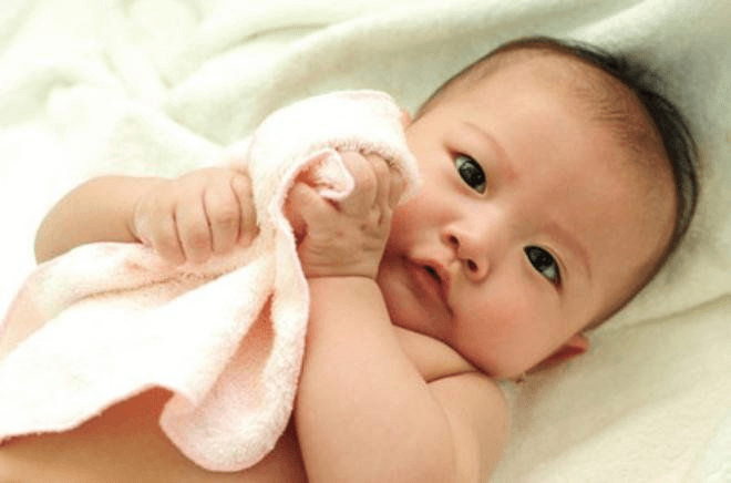 2.Hiểu đặc điểm của trẻ 5 tháng tuổi giúp ba mẹ giảm áp lực tâm lý